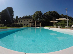 Tipico Casale toscano colline tra Lucca e Versilia, 6 appartamenti indipendenti